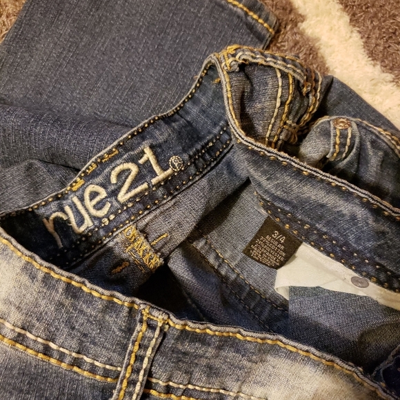BOGO 💝NWOT Rue21 Cropped faded Jeans - Picture 4 of 4